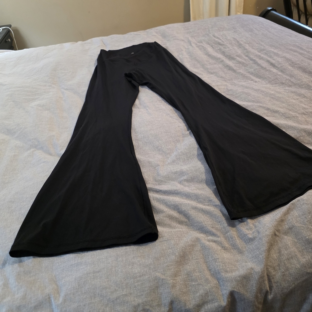 Elegant Black Flare Yoga Pants - Picture 4 of 7